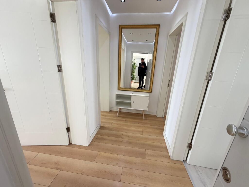 🏡 Shitet Apartament 3+1+2 me 2 ballkone 📍 Qendër Tiranë, Mine Peza (Kafe Flora)  📐 104 m² neto në hipotekë 🏢 Kati 5 (i fundit, pa ashensor) 🛁 2 tualete 🌇 2 ballkone ☀️ Orientim perëndim  📍 Lokacion premium, në zemër të Tiranës 💳 Mundësi blerje me kredi  💶 Çmimi: 245,000€   