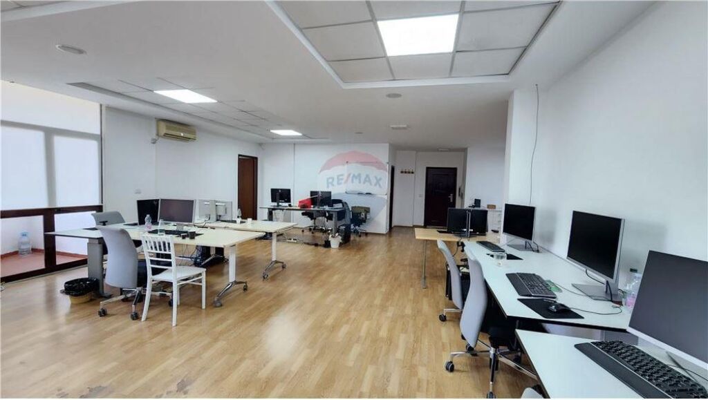 - Jepet Zyre me qira  buze rruge kryesore ne Bllok