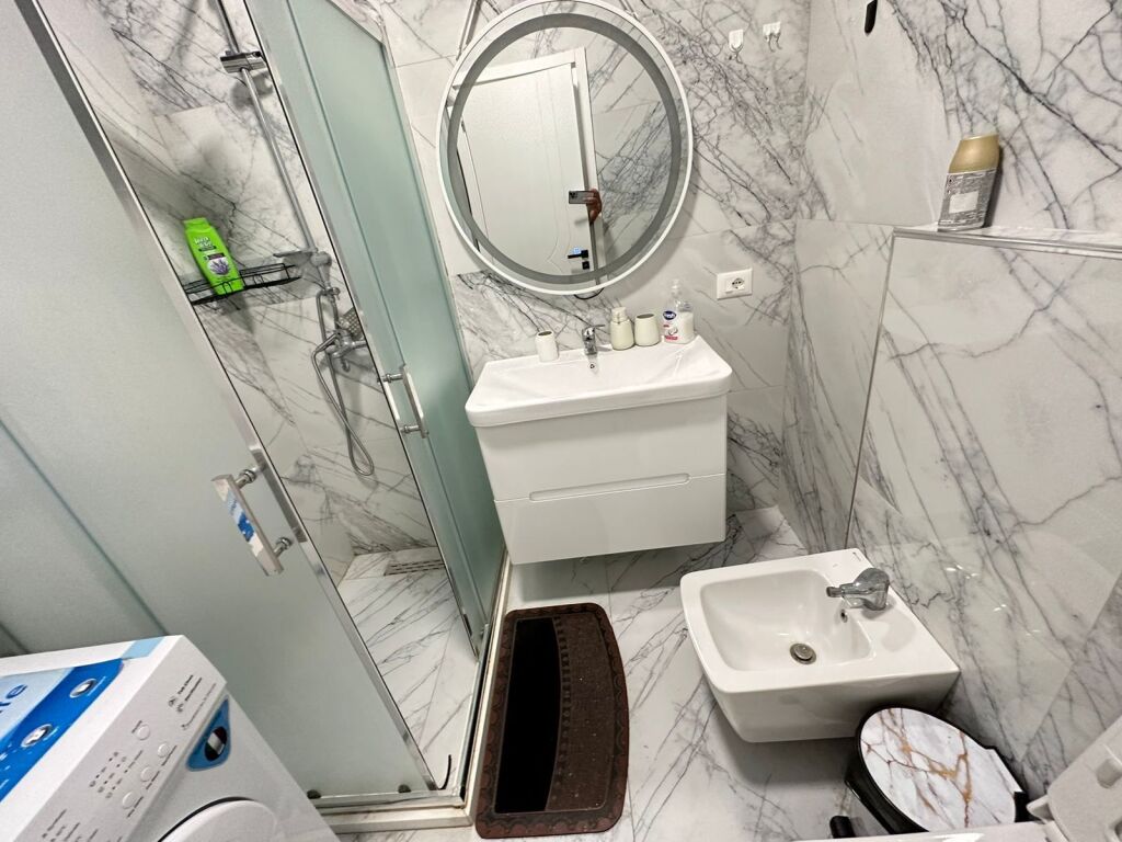 ✨Jepet super apartament me qera 1+1  📐55m2 neto dhe e sapo investuar.  🛋️Hyrja disponon mobilim te kompletuar dhe ka te gjitha sendet e nevojshme. Nuk mungon asgje dhe eshte gati per bamim. 🏬Ndodhet ne pallat te ri me ashensor  🧗🏻kati i 7 (jo i fundit)  📍Adresa: rruga mine peza  💶Cmimi 58000 leke i padiskutueshem!