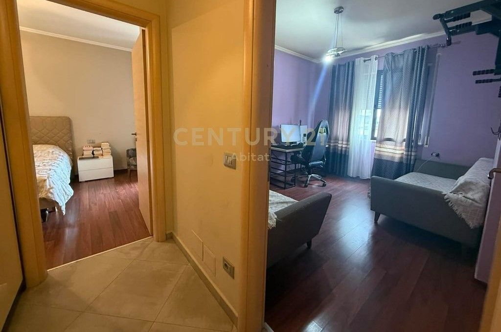 Shitet apartament 2+1+2 tualete në zonën e Oxhakut