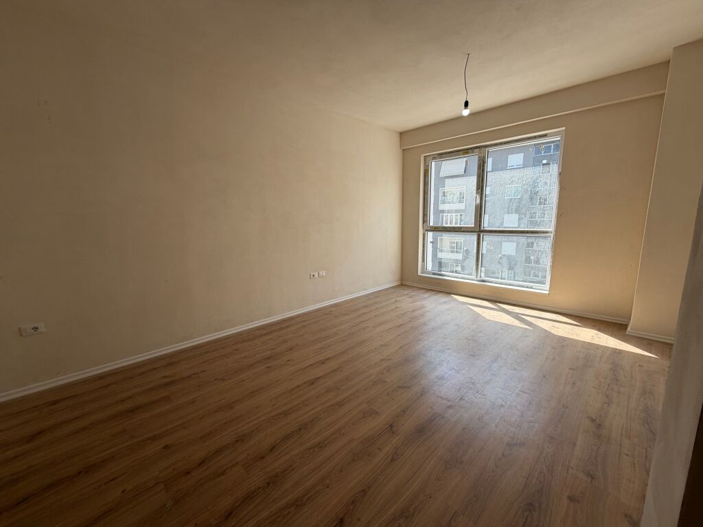 📣 SHITET Apartament 3+1+2 📍 Komuna e Parisit ✨   🏢 Ndertim i Ri  🪜 Kati 4 (Me Ashensor)  📐 Siperfaqe Totale 124.8 m2  ▪️ 2 Tualete  ▪️ Depo  ▪️ Ballkon   💶 Cmimi 400.000 Euro