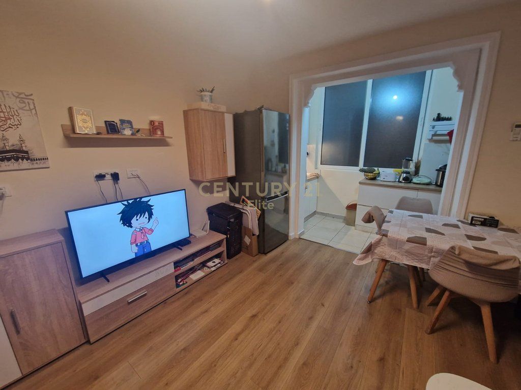 Shitet apartament 1+1 ne rrugen Mine Peza , Tirane.