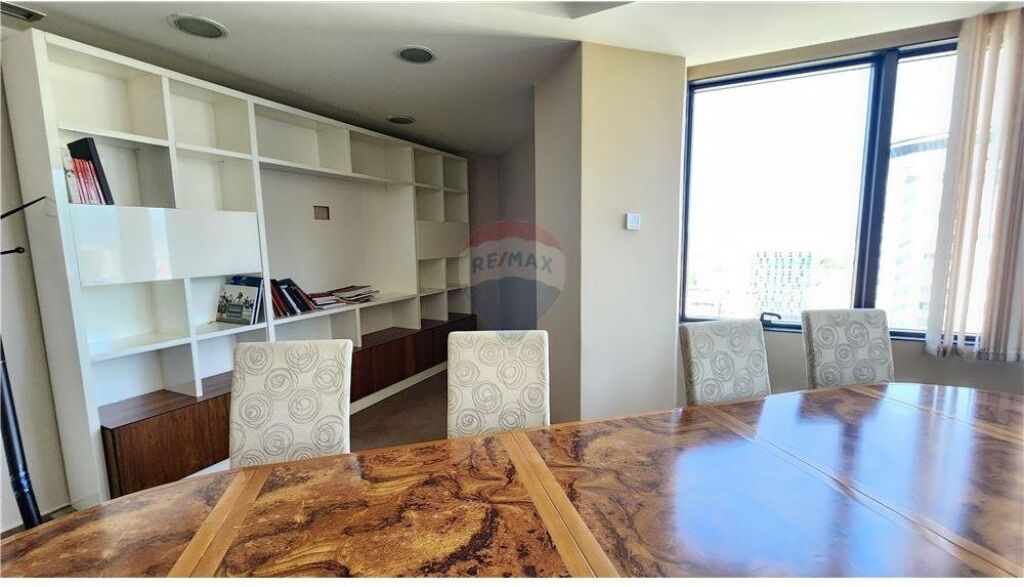 Zyrë - Për Qira - Sheshi Nënë Tereza, Tiranë