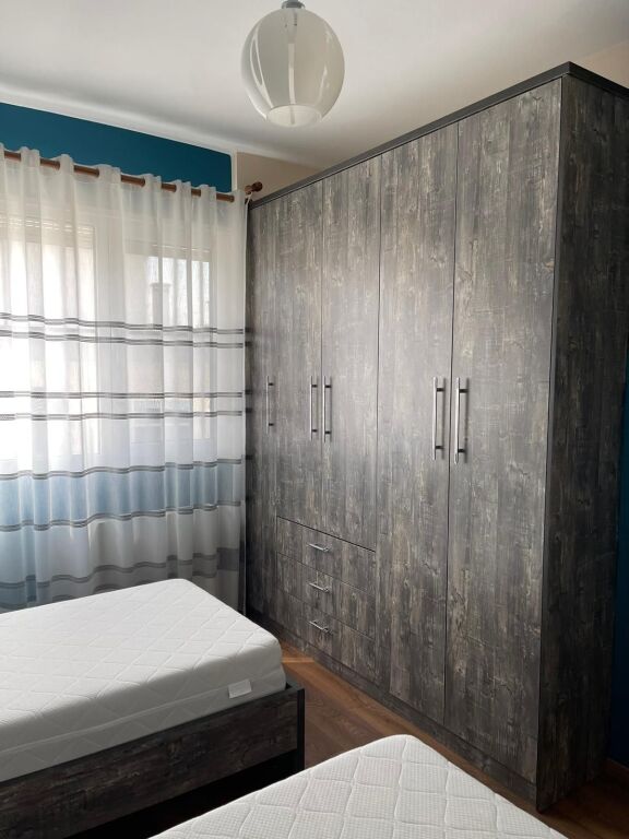 Jepet  me qera apartament  1+1 + Parkim prane pallatit me shigjeta