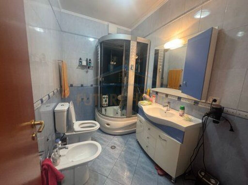 Shitet, Apartament 2+1+2, Komuna e Parisit, Tirane