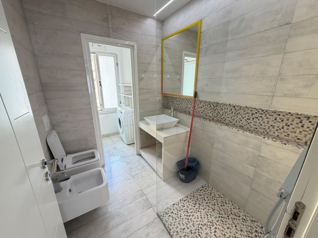 Shitet Apartament 3+1+2 mine peza