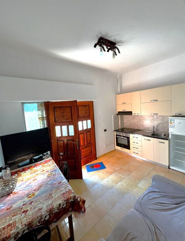 Jepet me qira apartament 1+1 , 350 € , prane Viva Market , Don Bosko