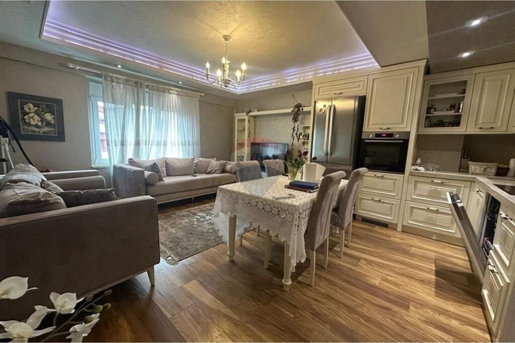 Shitet Apartament 2+1 në Qendër të Tiranës 📍9 Katëshet