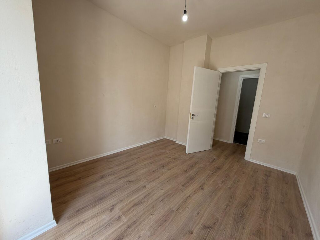 Shitet Apartament 3+1+2 Komuna e Parisit