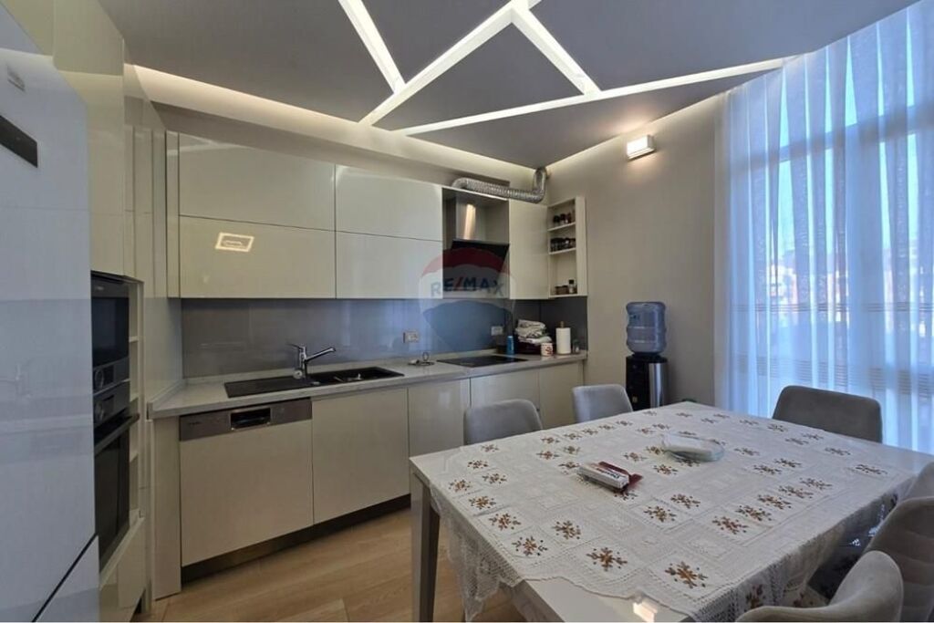 Apartment 2+1 for sale at Kmuna e Parisit !