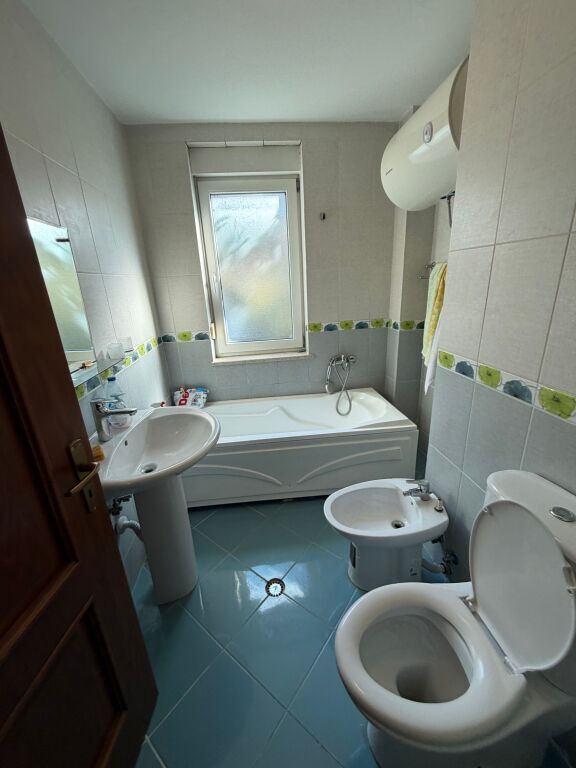 Jepet me qira apartament 2+1+parkim Liqeni i Thate Kolombo 750€