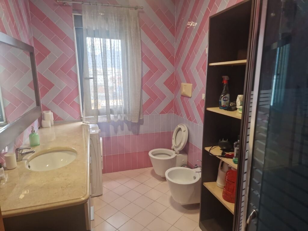 Shitet apartament eskluzive 2+1 ne Qender te Tiranes.