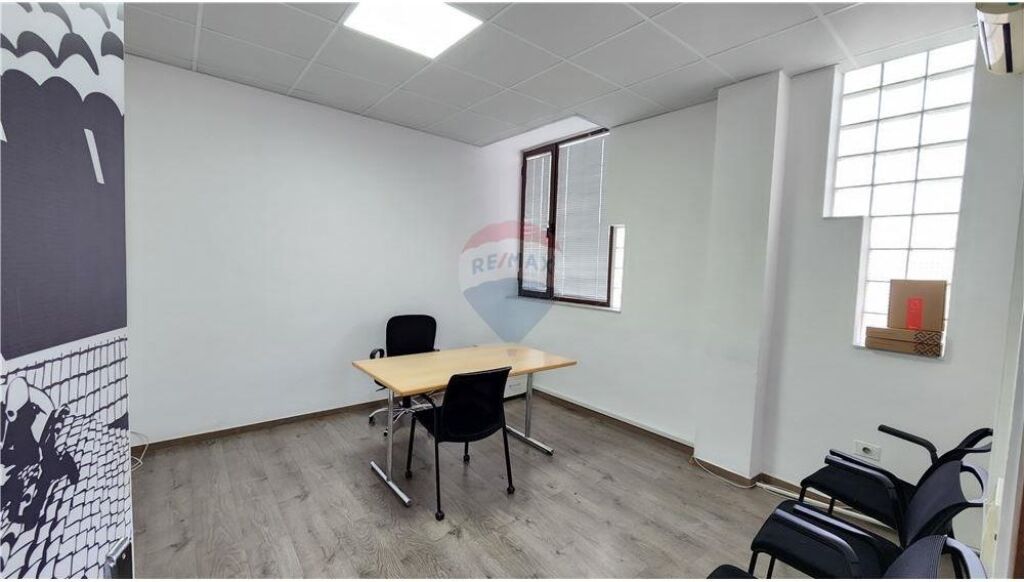 - Jepet Zyre me qira  buze rruge kryesore ne Bllok