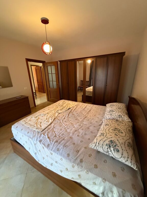 Jepet me qira apartament 2+1+parkim Liqeni i Thate Kolombo 750€