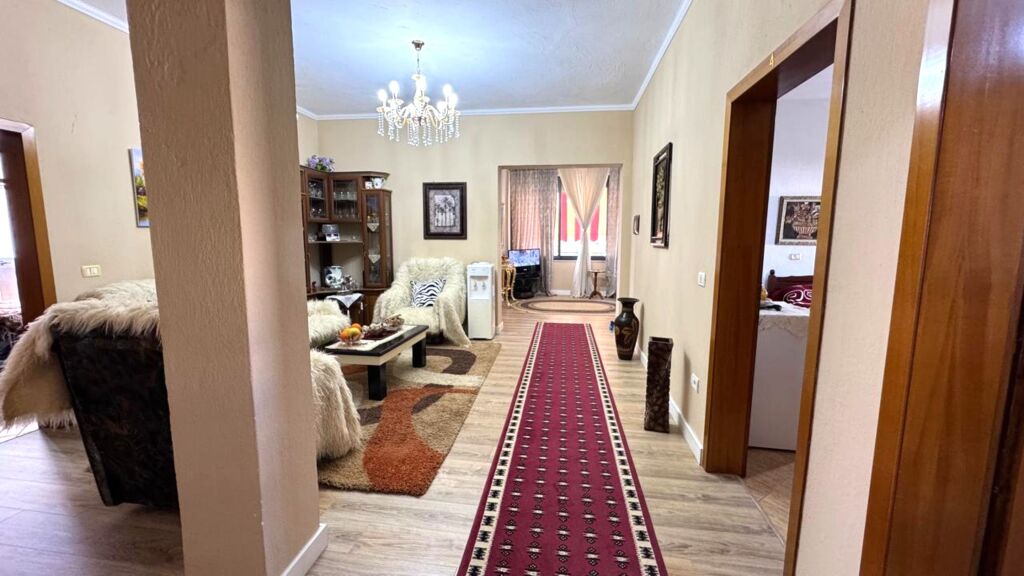 Shitet pronë e madhe rezidenciale 458m² | Kopsht 400m²