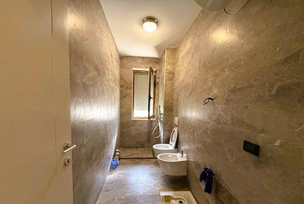 OFFICE FOR RENT 138 M2 IN GARDA, 4 ROOMS + PARKING SPACE