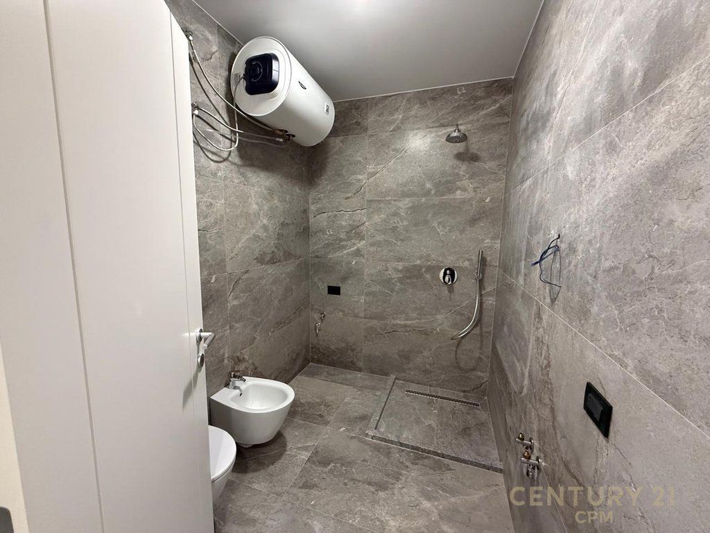 OFFICE FOR RENT 138 M2 AT GARDA, 4 ROOMS + PARKING SPACE