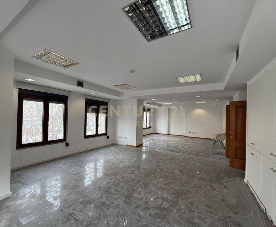 AMBIENTE COMMERCIALE/UFFICIO IN AFFITTO, VIA ELBASANI, TIRANA! 3.000 € /Mese