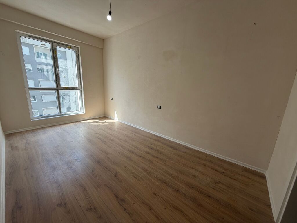 📣 SHITET Apartament 3+1+2 📍 Komuna e Parisit ✨   🏢 Ndertim i Ri  🪜 Kati 4 (Me Ashensor)  📐 Siperfaqe Totale 124.8 m2  ▪️ 2 Tualete  ▪️ Depo  ▪️ Ballkon   💶 Cmimi 400.000 Euro