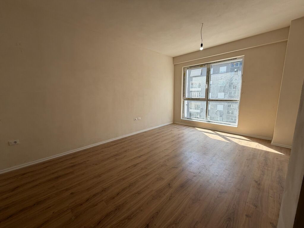 Shitet Apartament 3+1+2 Komuna e Parisit