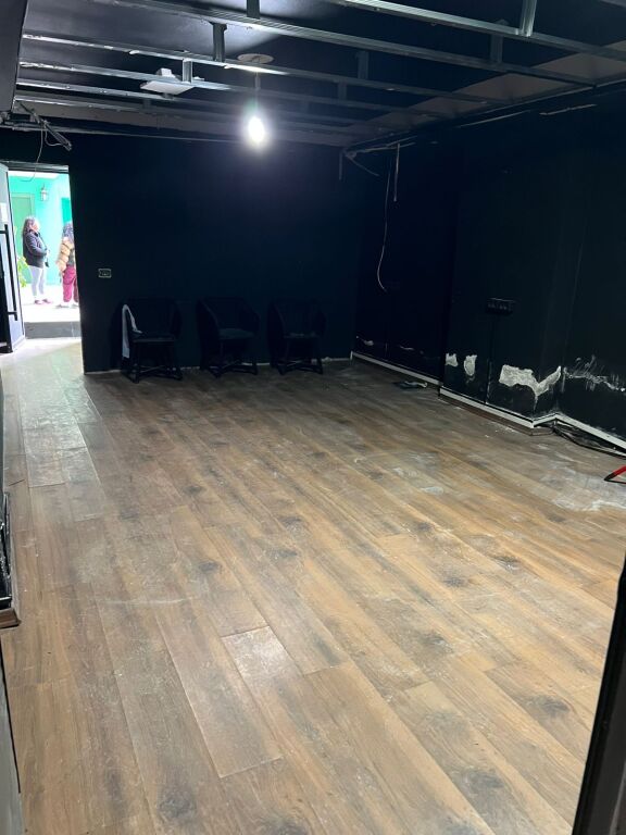 AFFITTASI NEGOZIO 70M2 VICINO A GERMAN COMPUTERS