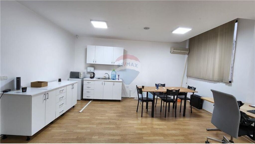 - Jepet Zyre me qira  buze rruge kryesore ne Bllok