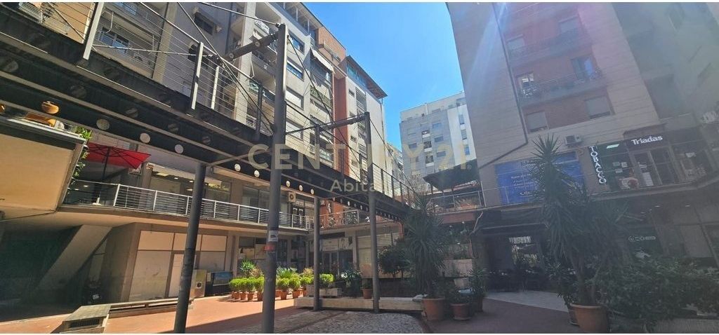 Shitet apartament 2+1+2 tualete në zonën e Oxhakut