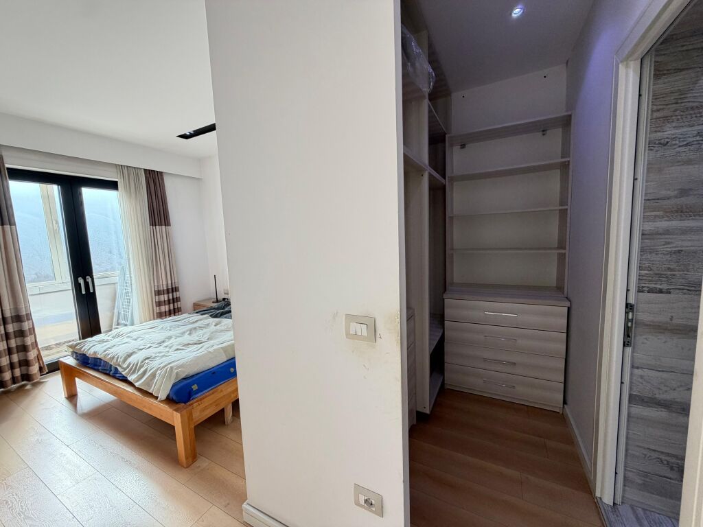 🏡 Shitet Apartament 3+1+2 me 2 ballkone 📍 Qendër Tiranë, Mine Peza (Kafe Flora)  📐 104 m² neto në hipotekë 🏢 Kati 5 (i fundit, pa ashensor) 🛁 2 tualete 🌇 2 ballkone ☀️ Orientim perëndim  📍 Lokacion premium, në zemër të Tiranës 💳 Mundësi blerje me kredi  💶 Çmimi: 245,000€   