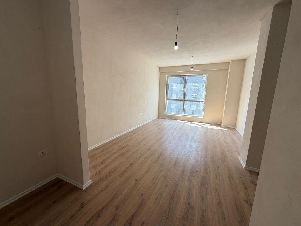 Shitet Apartament 3+1+2 Komuna e Parisit
