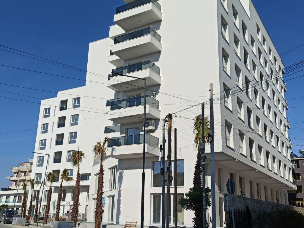 Shitet Studio në Golem 300m nga deti