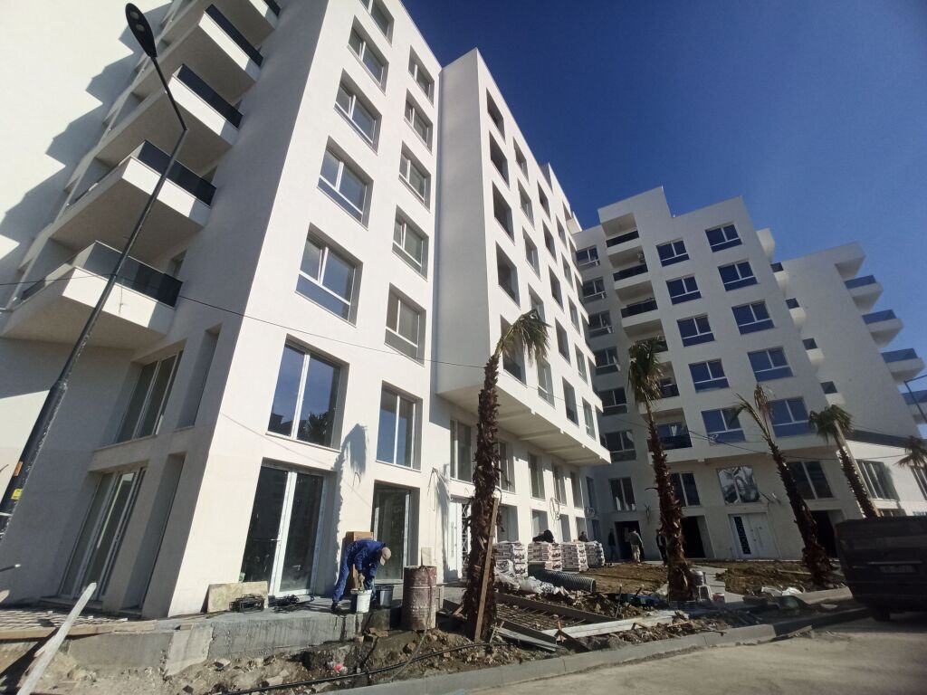 Shitet Studio në Golem 300m nga deti