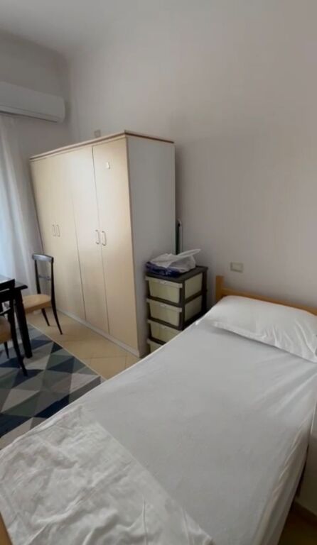 Monolocale in affitto, 5 Maji