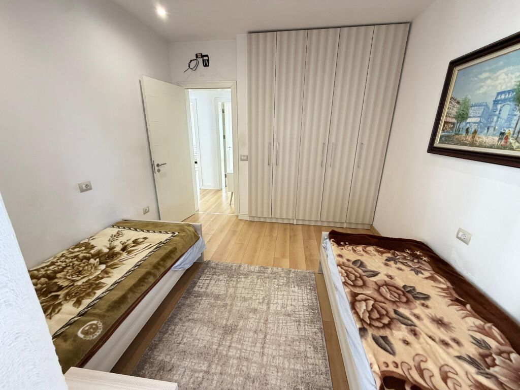 🏡 Shitet Apartament 3+1+2 me 2 ballkone 📍 Qendër Tiranë, Mine Peza (Kafe Flora)  📐 104 m² neto në hipotekë 🏢 Kati 5 (i fundit, pa ashensor) 🛁 2 tualete 🌇 2 ballkone ☀️ Orientim perëndim  📍 Lokacion premium, në zemër të Tiranës 💳 Mundësi blerje me kredi  💶 Çmimi: 245,000€   