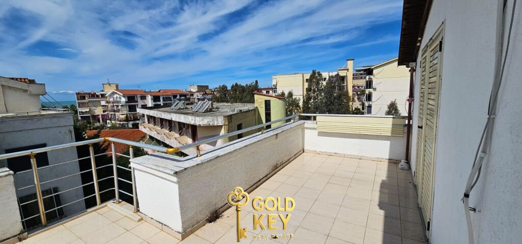 Papafingo con vista mare in vendita diviso in 2 appartamenti 2+1 ciascuno.  2 posti auto
