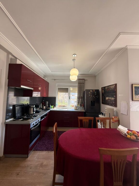 Shitet apartament 2+1+2 tualete te Rruga e Bogdaneve