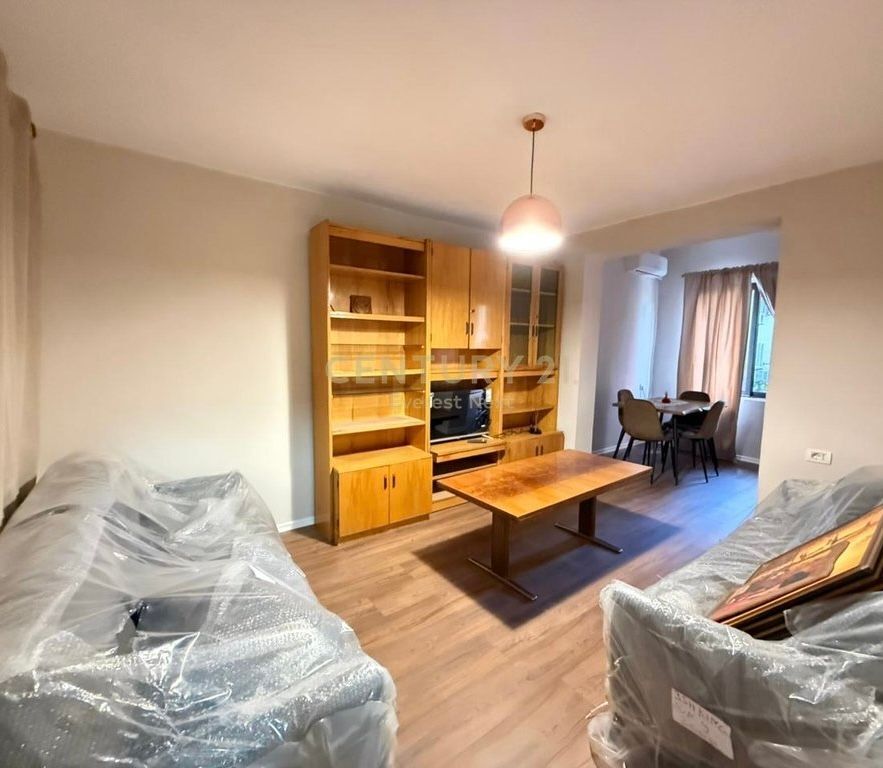 Jepet me Qira Apartament 1+1 (Ish Blloku) 700 € /Muaj
