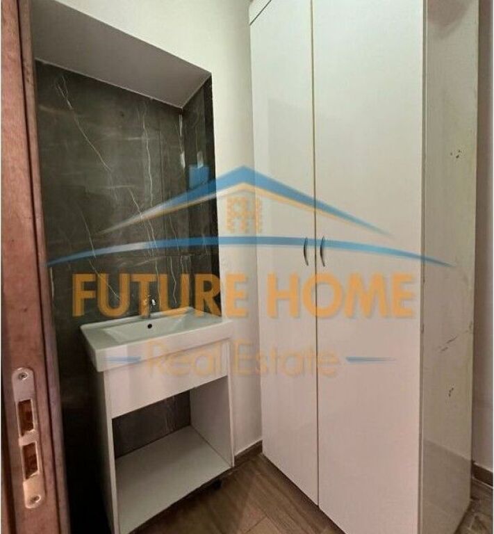 Shitet, Apartament, Petro Nini