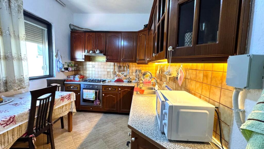 Shitet pronë e madhe rezidenciale 458m² | Kopsht 400m²