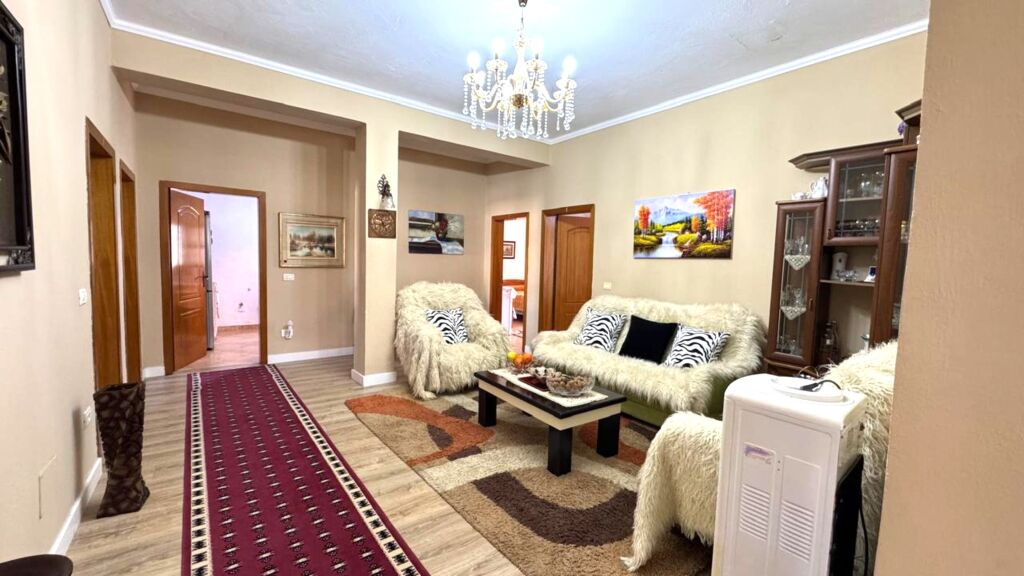 Shitet pronë e madhe rezidenciale 458m² | Kopsht 400m²