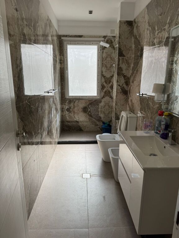 Shitet 2+1 pran hotel Gaxherrit Qsarak