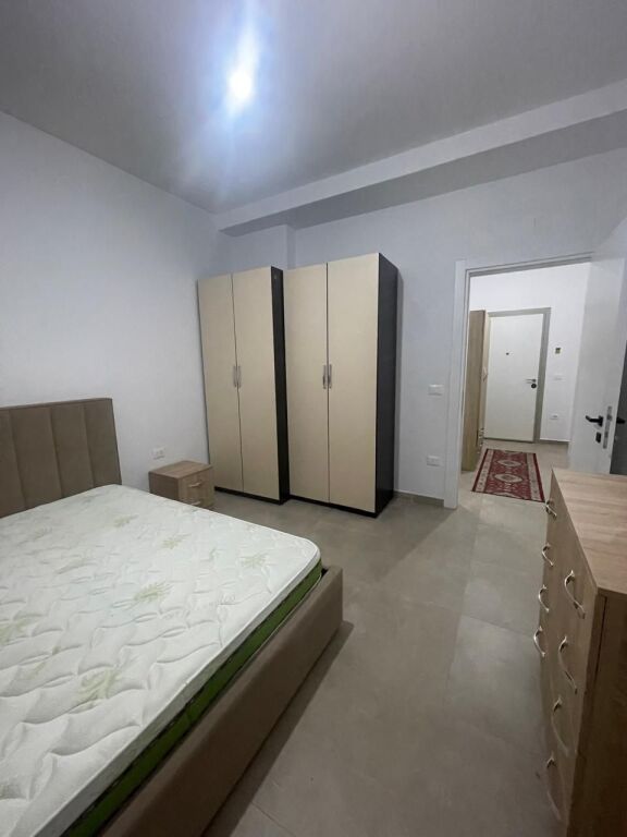 Jepet me qira apartament 1+1 Fusha e Aviacionit 550 mije leke