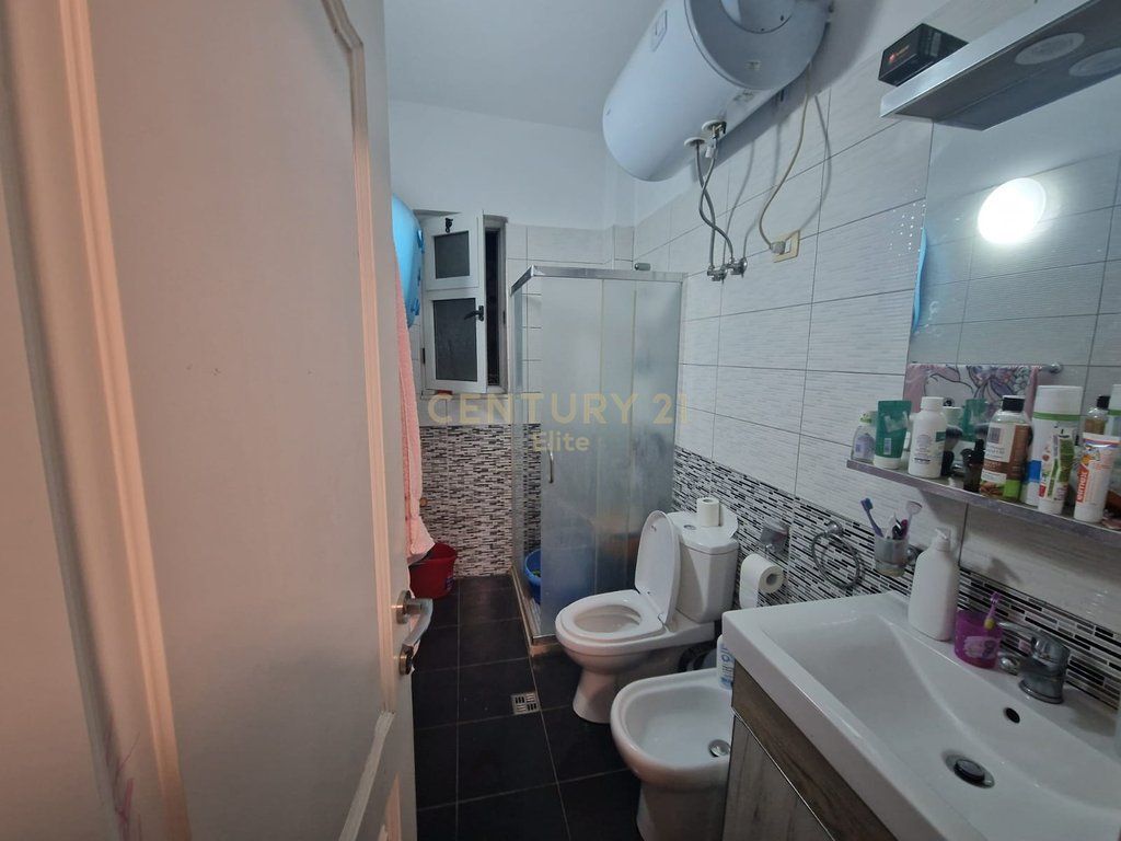 Shitet apartament 1+1 ne rrugen Mine Peza , Tirane.