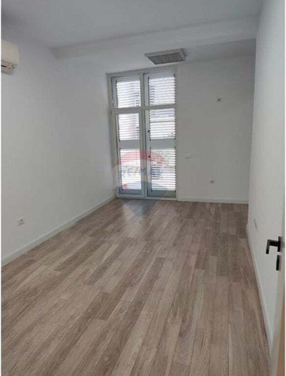 Zyrë - Për Qira - Rruga Tish Dahia, Tiranë