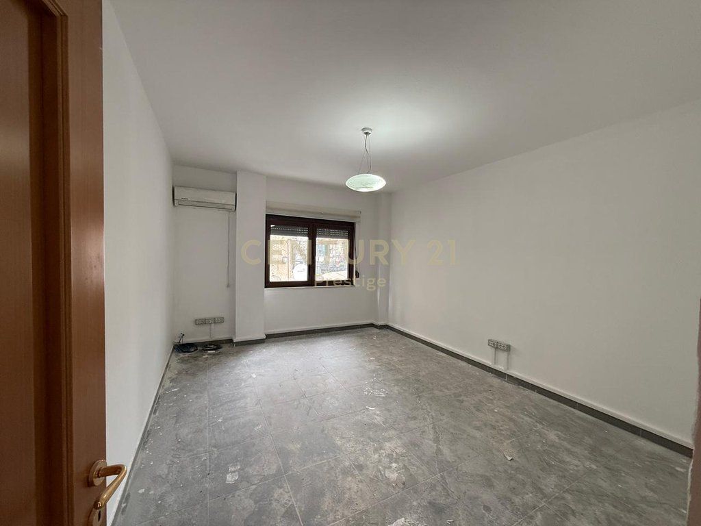 AMBIENTE COMMERCIALE/UFFICIO IN AFFITTO, VIA ELBASAN, TIRANA!