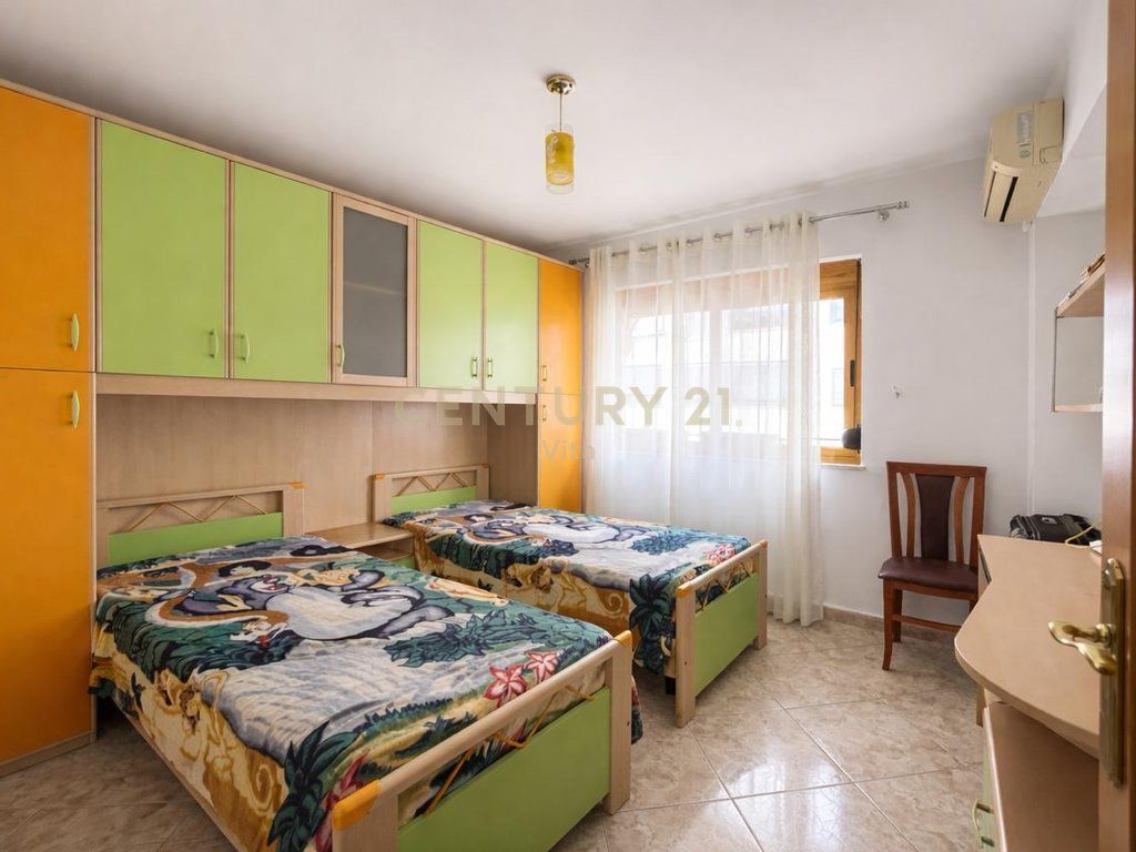 APARTAMENT ME QIRA 2+1 PRANE SPITALIT AMERIKAN , LAGJIA 18 , DURRES !!