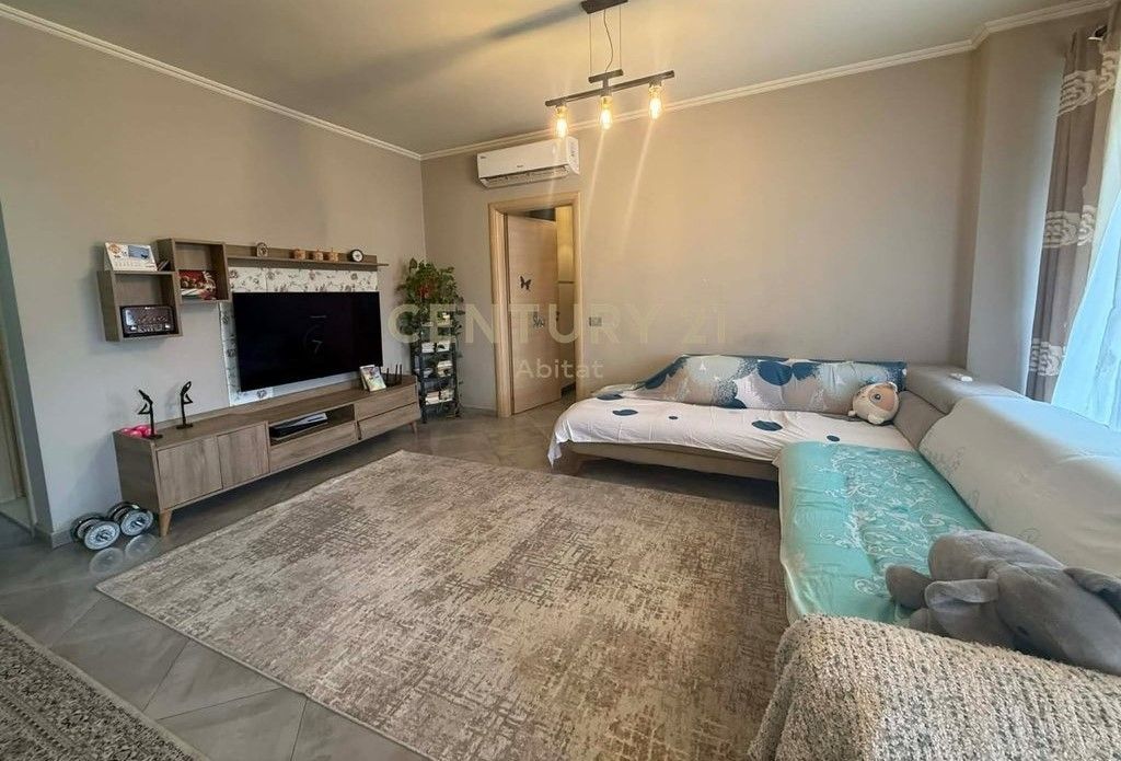 Shitet apartament 2+1+2 tualete në zonën e Oxhakut