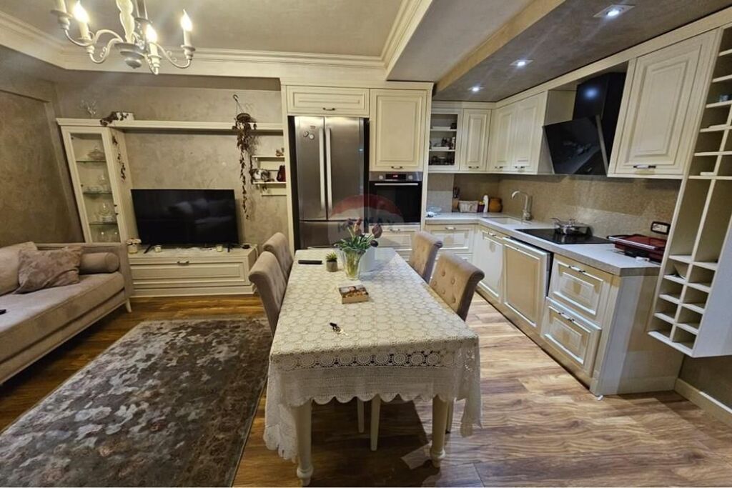 Shitet Apartament 2+1 në Qendër të Tiranës 📍9 Katëshet