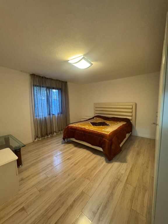 🏠JEPET ME QIRA Hyrje 2+1 ne Vile private 📍5 Maji  🏢Kati i 1 💶Cmimi: 45.000 Leke/Muaj