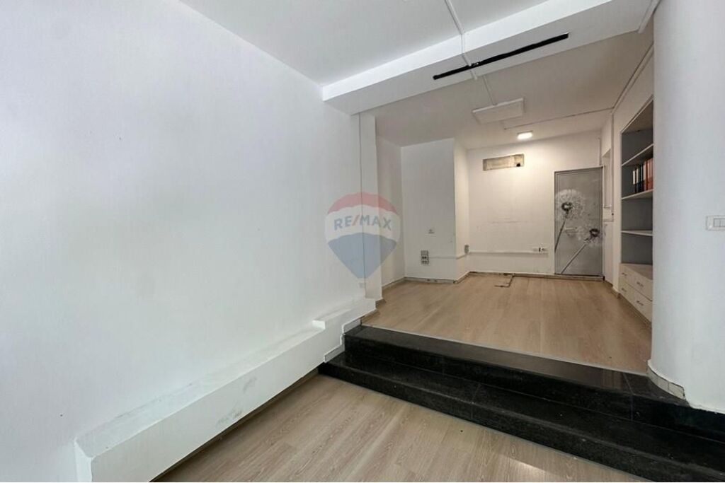 Affittasi negozio fronte strada a M.Shyri