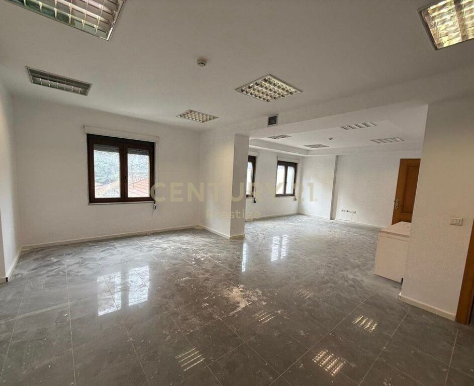 AMBIENTE COMMERCIALE/UFFICIO IN AFFITTO, VIA ELBASANI, TIRANA! 3.000 € /Mese